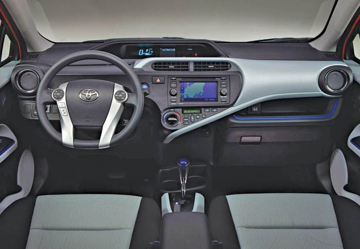 Στο εσωτερικό του, τα μοτίβα του Prius c θυμίζουν το Prius, σε μινιμαλισμό και φουτουριστική αισθητική. Ο εξοπλισμός άνεσης και ασφάλειας θα περιλαμβά